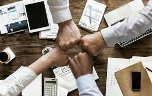 Kaip kovoti su diskriminacija darbo vietoje: efektyvios komandos formavimo strategijos